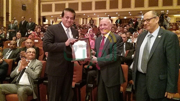 العصار وعبد الغفار يكرمان الطلاب المتميزين بـ"المصرية للهندسة والتكنولوجيا"