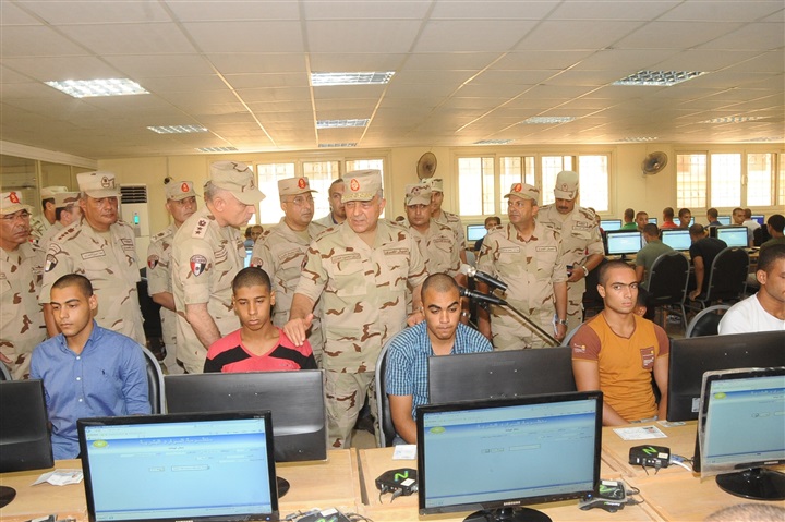 بالصور.. رئيس الأركان يتابع إجراءات القبول بالكليات والمعاهد العسكرية