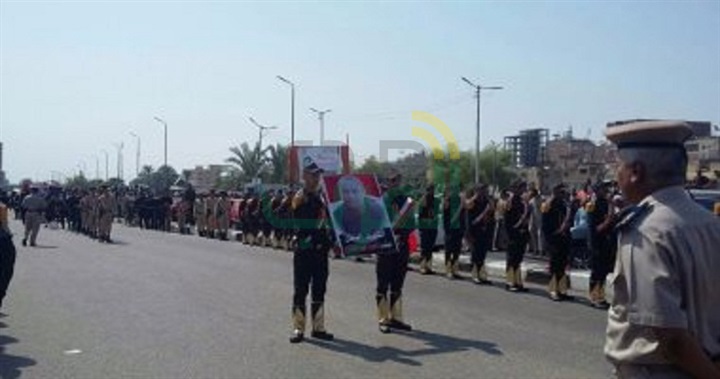 بالصور.. الآلاف يشيعون شهيد الشرطة بقنا يتقدمهم المحافظ ومدير الأمن
