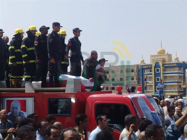 بالصور.. الآلاف يشيعون شهيد الشرطة بقنا يتقدمهم المحافظ ومدير الأمن