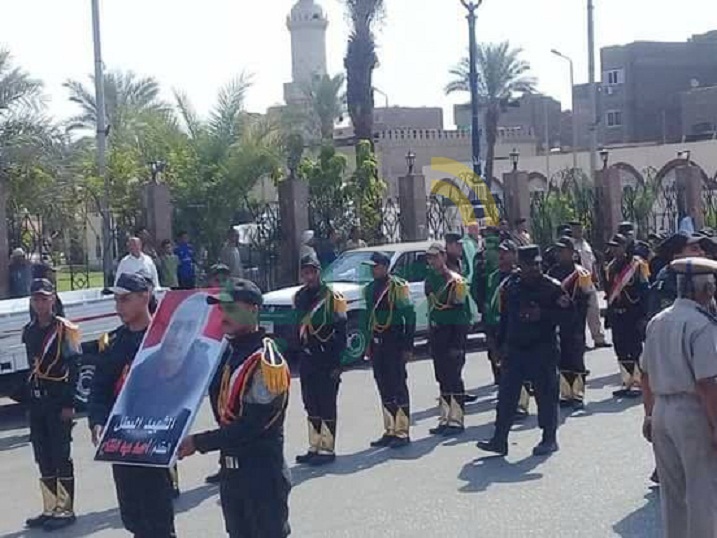 بالصور.. الآلاف يشيعون شهيد الشرطة بقنا يتقدمهم المحافظ ومدير الأمن