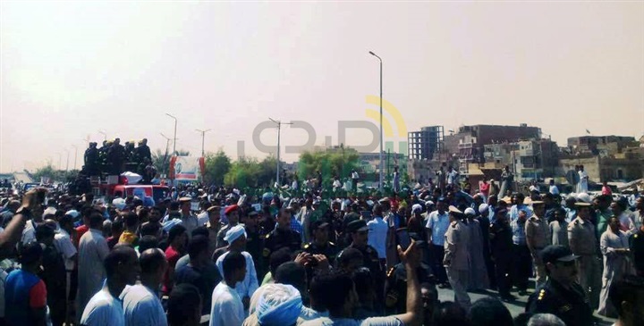 بالصور.. الآلاف يشيعون شهيد الشرطة بقنا يتقدمهم المحافظ ومدير الأمن