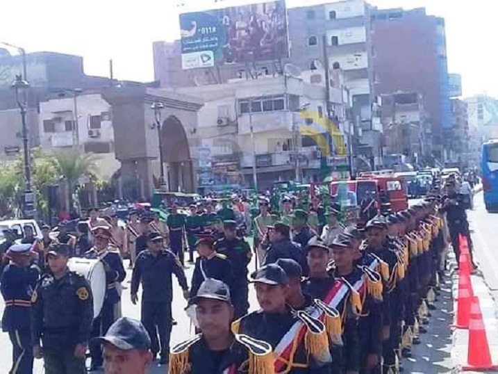 بالصور.. الآلاف يشيعون شهيد الشرطة بقنا يتقدمهم المحافظ ومدير الأمن