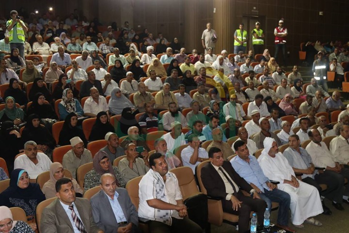 بالصور.. محافظ كفر الشيخ يهنئ 360 فائزًا بحج  القرعة