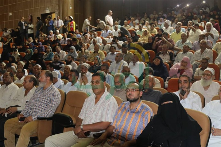 بالصور.. محافظ كفر الشيخ يهنئ 360 فائزًا بحج  القرعة