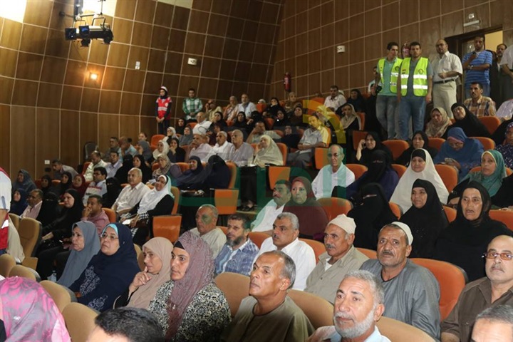 بالصور.. محافظ كفر الشيخ يهنئ 360 فائزًا بحج  القرعة