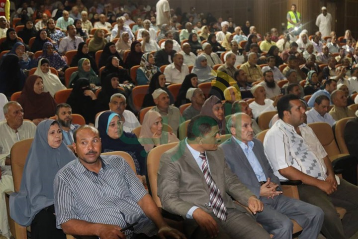 بالصور.. محافظ كفر الشيخ يهنئ 360 فائزًا بحج  القرعة