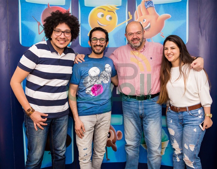 بالصور.. حلمى يحتفل بفيلمه الجديد "اﻻيموجيز"