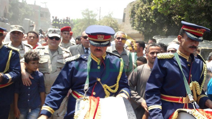 أهالي قرية نواى بالمنيا يشيعون جثمان شهيد سيناء