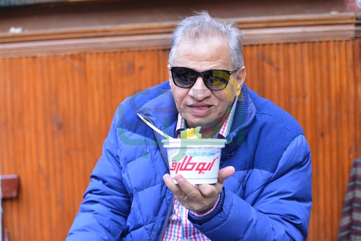 علي ربيع بائع كشري في محلات " ابو طارق "