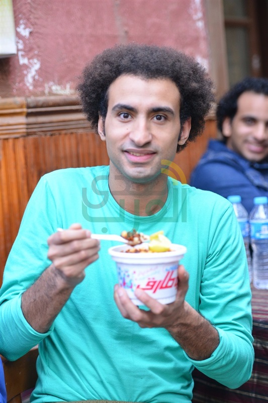 علي ربيع بائع كشري في محلات " ابو طارق "