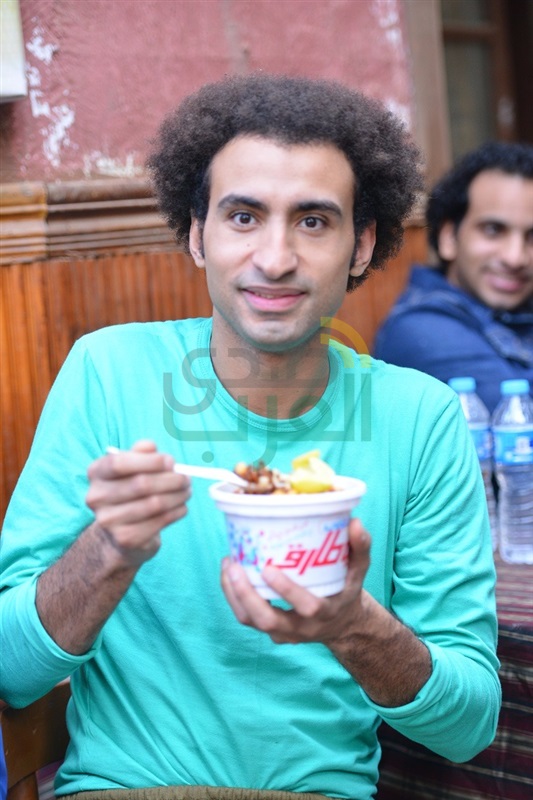 علي ربيع بائع كشري في محلات " ابو طارق "