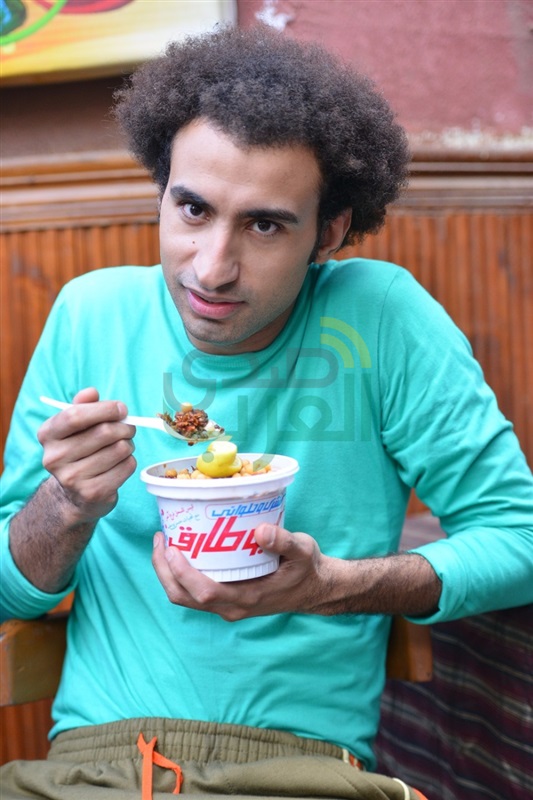 علي ربيع بائع كشري في محلات " ابو طارق "