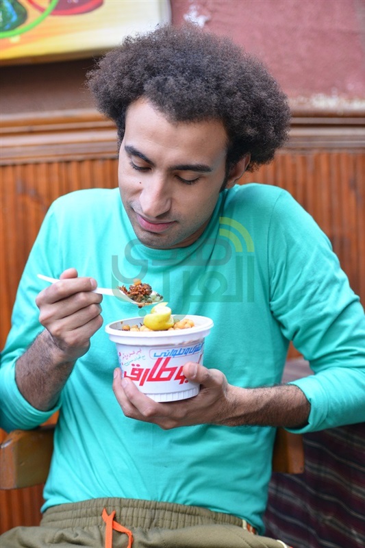 علي ربيع بائع كشري في محلات " ابو طارق "