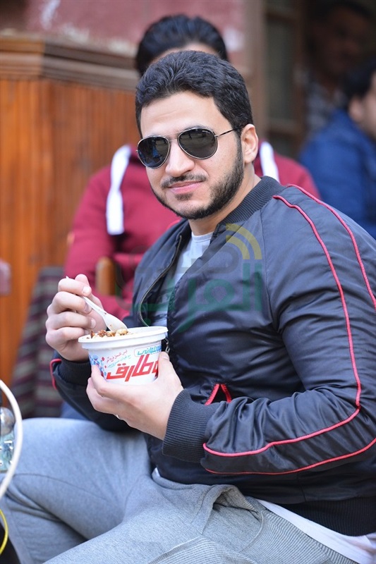 علي ربيع بائع كشري في محلات " ابو طارق "