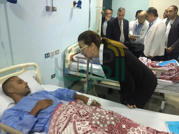 وزير الصحة يزور المصابين بحادث قطارى الإسكندرية .. ويأمر بعلاجهم على نفقة الدولة