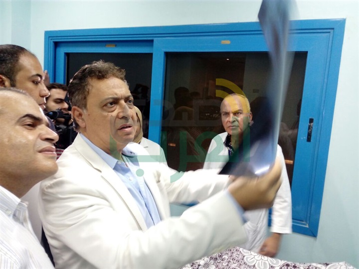 وزير الصحة يزور المصابين بحادث قطارى الإسكندرية .. ويأمر بعلاجهم على نفقة الدولة