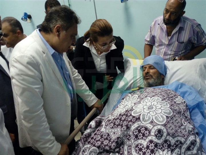 وزير الصحة يزور المصابين بحادث قطارى الإسكندرية .. ويأمر بعلاجهم على نفقة الدولة