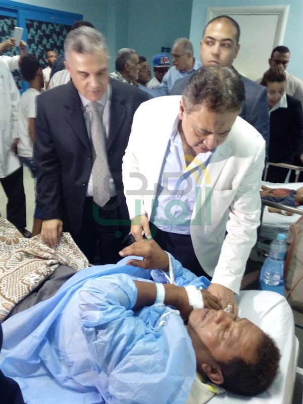 وزير الصحة يزور المصابين بحادث قطارى الإسكندرية .. ويأمر بعلاجهم على نفقة الدولة