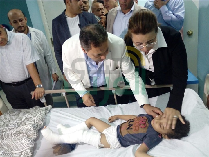 وزير الصحة يزور المصابين بحادث قطارى الإسكندرية .. ويأمر بعلاجهم على نفقة الدولة