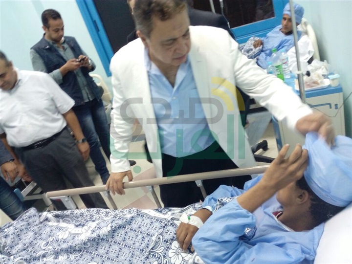 وزير الصحة يزور المصابين بحادث قطارى الإسكندرية .. ويأمر بعلاجهم على نفقة الدولة