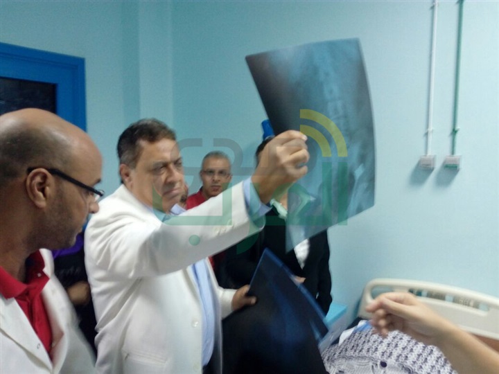 وزير الصحة يزور المصابين بحادث قطارى الإسكندرية .. ويأمر بعلاجهم على نفقة الدولة