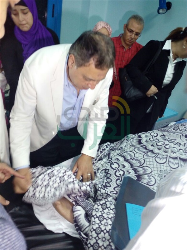 وزير الصحة يزور المصابين بحادث قطارى الإسكندرية .. ويأمر بعلاجهم على نفقة الدولة