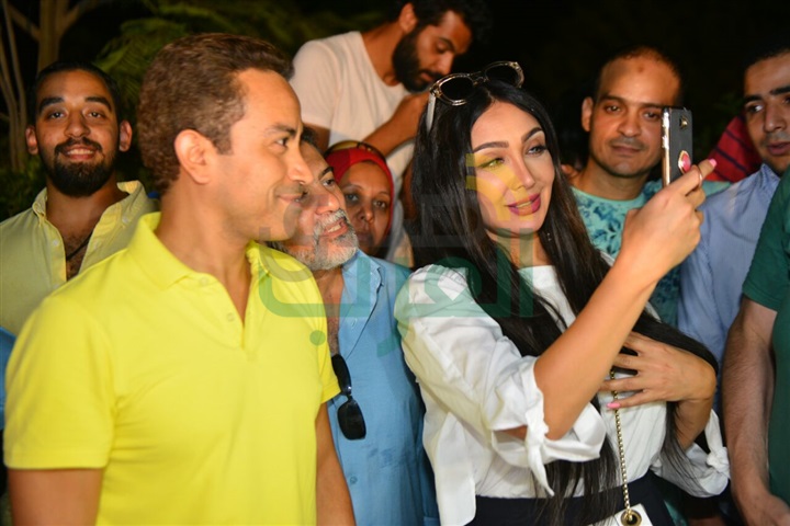 بالصور.. أبطال فيلم "بث مباشر" يحتفلون بإنتهاء تصويره بالصور.. أبطال فيلم "بث مباشر" يحتفلون بإنتهاء تصويره