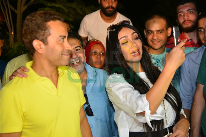 بالصور.. أبطال فيلم "بث مباشر" يحتفلون بإنتهاء تصويره بالصور.. أبطال فيلم "بث مباشر" يحتفلون بإنتهاء تصويره