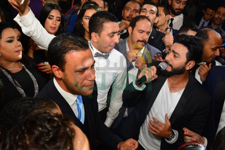 بالصور.. تامر حسني والسقا وقمر يشعلون آخر فقرات زفاف محمد أنور بالصور.. تامر حسني والسقا وقمر يشعلون آخر فقرات زفاف محمد أنور
