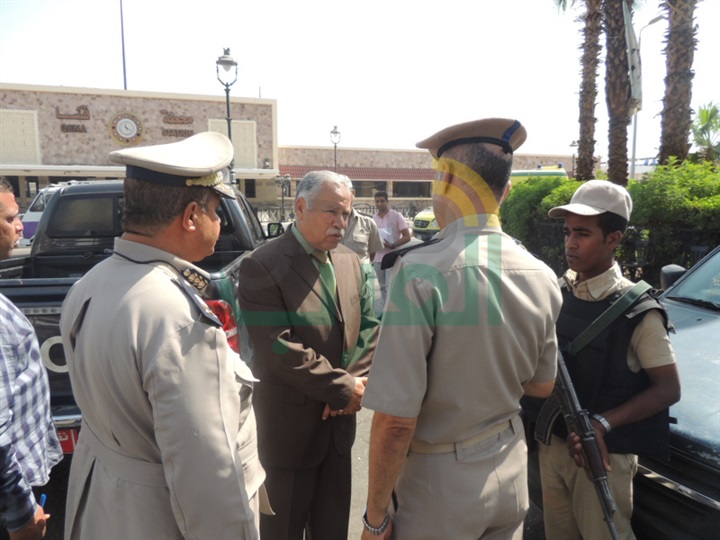 العياط يتفقد عدد من التمركزات الأمنية والمواقع الشرطية بقنا