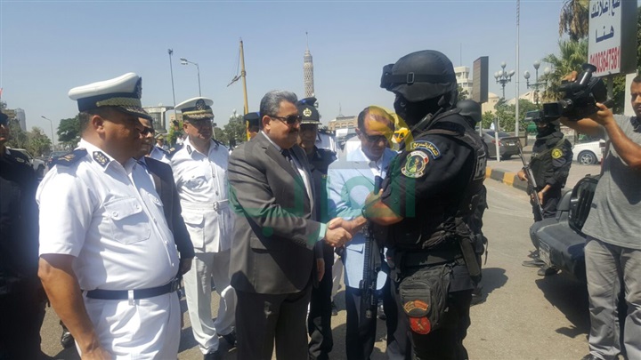 بالصور..  مدير أمن الجيزة يفاجئ الخدمات الأمنية بالشوارع والميادين والكنائس 