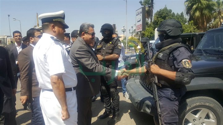 بالصور..  مدير أمن الجيزة يفاجئ الخدمات الأمنية بالشوارع والميادين والكنائس 