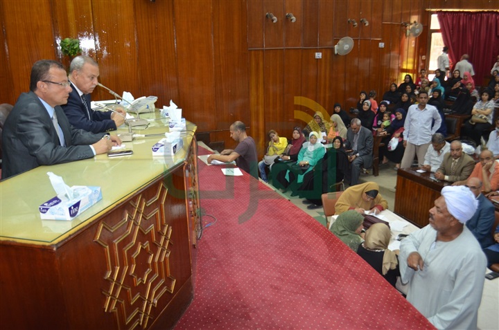 400 طلب من أهالي قنا للمحافظ لسرعة البت والبحث  