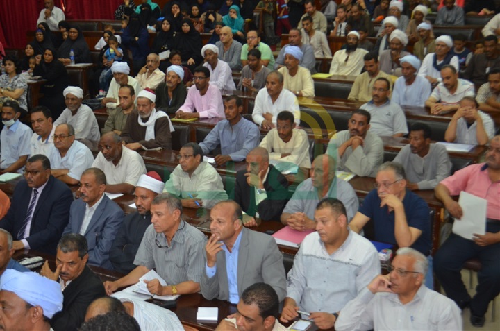400 طلب من أهالي قنا للمحافظ لسرعة البت والبحث  
