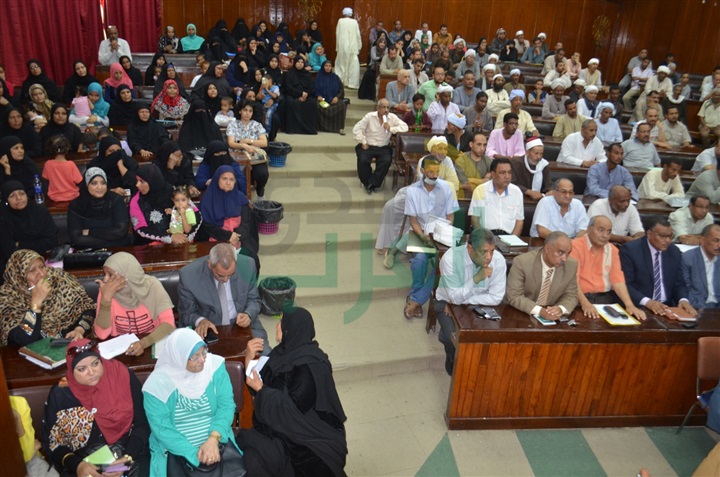 400 طلب من أهالي قنا للمحافظ لسرعة البت والبحث  