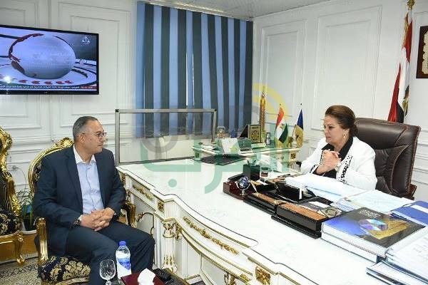 محافظ البحيرة: التنسيق مع "الإسكان" لتوفير مساكن بديلة لقاطنى العشوائيات
