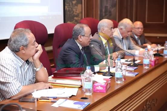 رئيس جامعة الإسكندرية يجتمع بقيادات كلية الطب بعد حصولها على جائزة ضمان الجودة والاعتماد