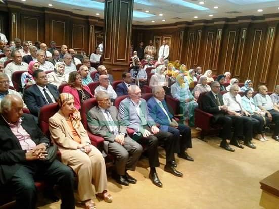 رئيس جامعة الإسكندرية يجتمع بقيادات كلية الطب بعد حصولها على جائزة ضمان الجودة والاعتماد