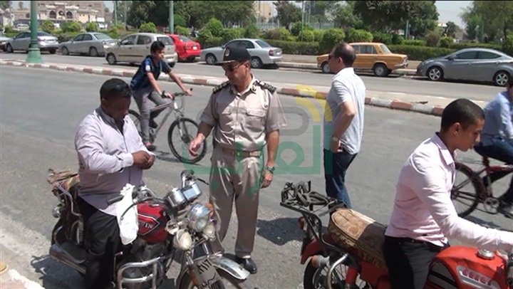 بالصور.. حملات مرورية لضبط المخالفين ومتعاطي المواد المخدرة أثناء القيادة بأسيوط