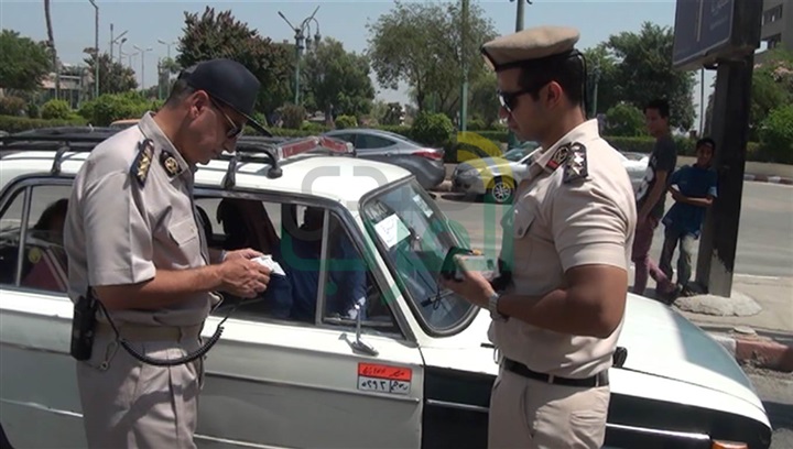 بالصور.. حملات مرورية لضبط المخالفين ومتعاطي المواد المخدرة أثناء القيادة بأسيوط