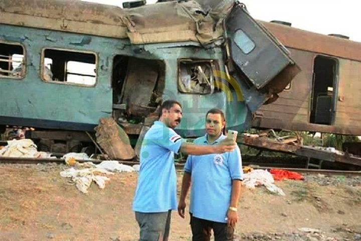 كارثة.. مسعفون يلتقطون "السيلفي" بموقع حادث قطارى الإسكندرية