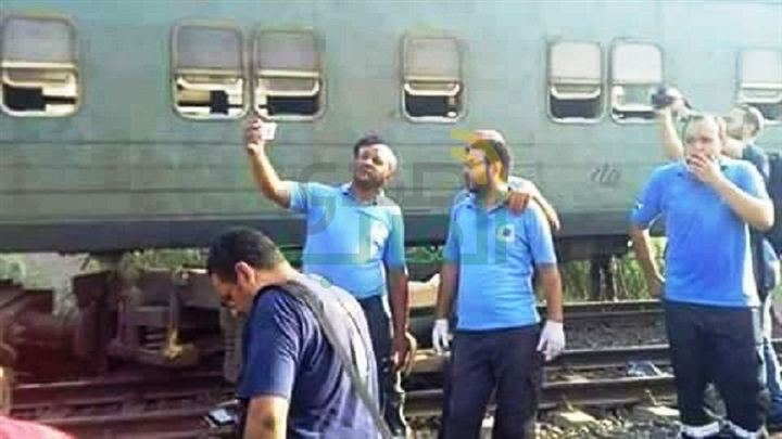 كارثة.. مسعفون يلتقطون "السيلفي" بموقع حادث قطارى الإسكندرية