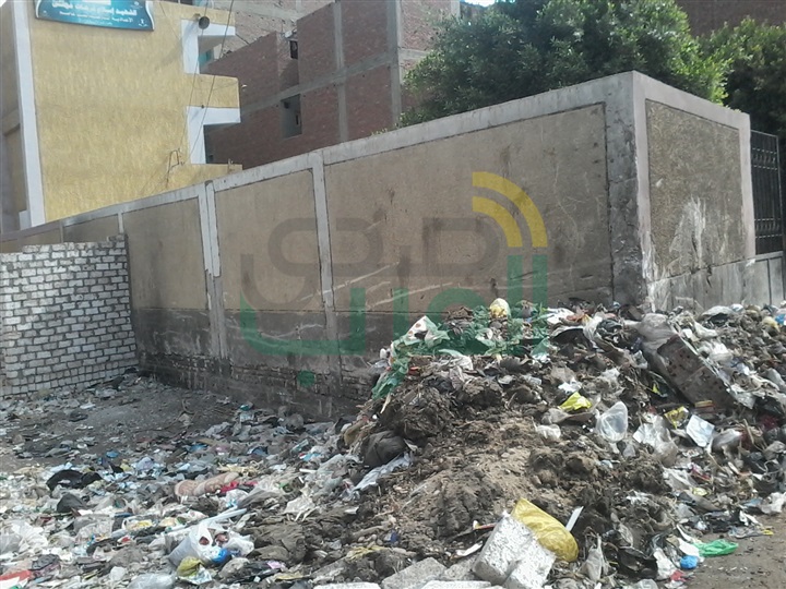 مسئول يأمر بعدم إزالة القمامة من أمام مدرسة بالقليوبية لمعاقبة الأهالى