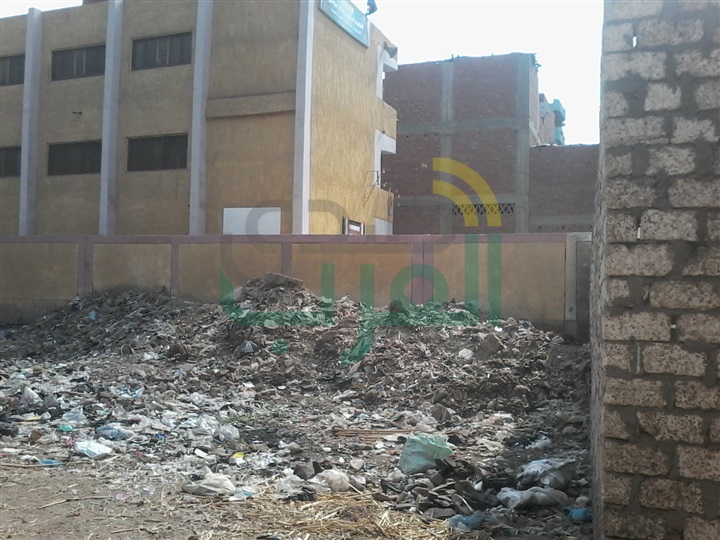 مسئول يأمر بعدم إزالة القمامة من أمام مدرسة بالقليوبية لمعاقبة الأهالى