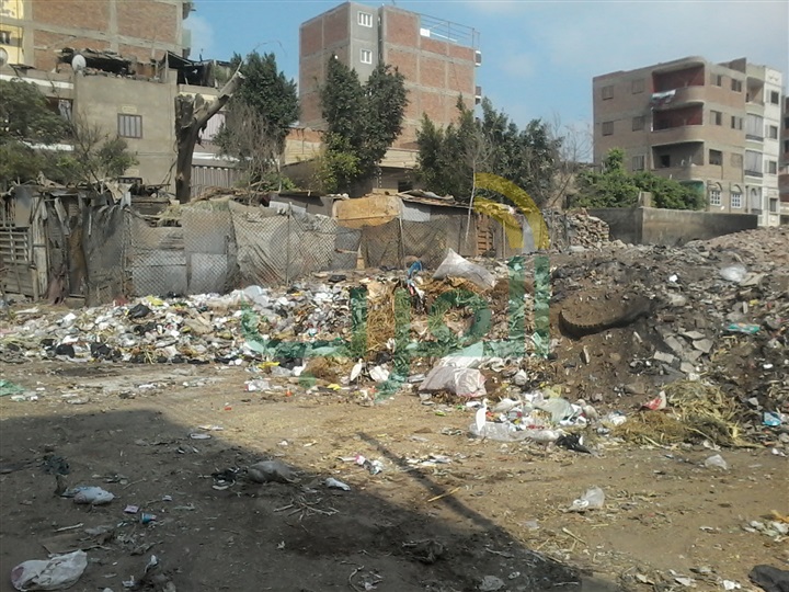 مسئول يأمر بعدم إزالة القمامة من أمام مدرسة بالقليوبية لمعاقبة الأهالى