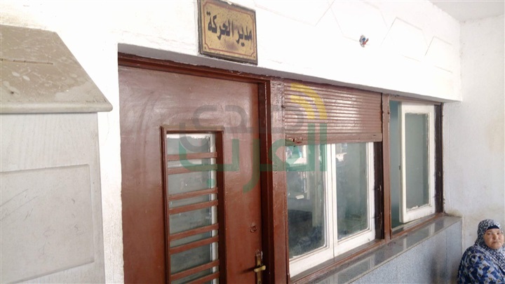 بالصور.. تحطيم مكتب مدير محطة بنها بسبب تعطيل حركة القطارات