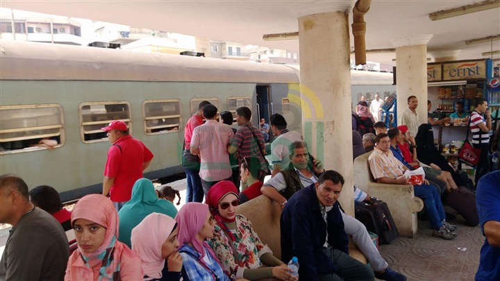 بالصور.. تحطيم مكتب مدير محطة بنها بسبب تعطيل حركة القطارات