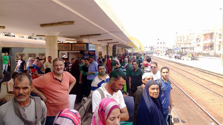 بالصور.. تحطيم مكتب مدير محطة بنها بسبب تعطيل حركة القطارات