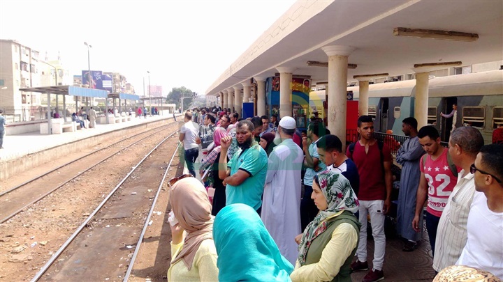 بالصور.. تحطيم مكتب مدير محطة بنها بسبب تعطيل حركة القطارات